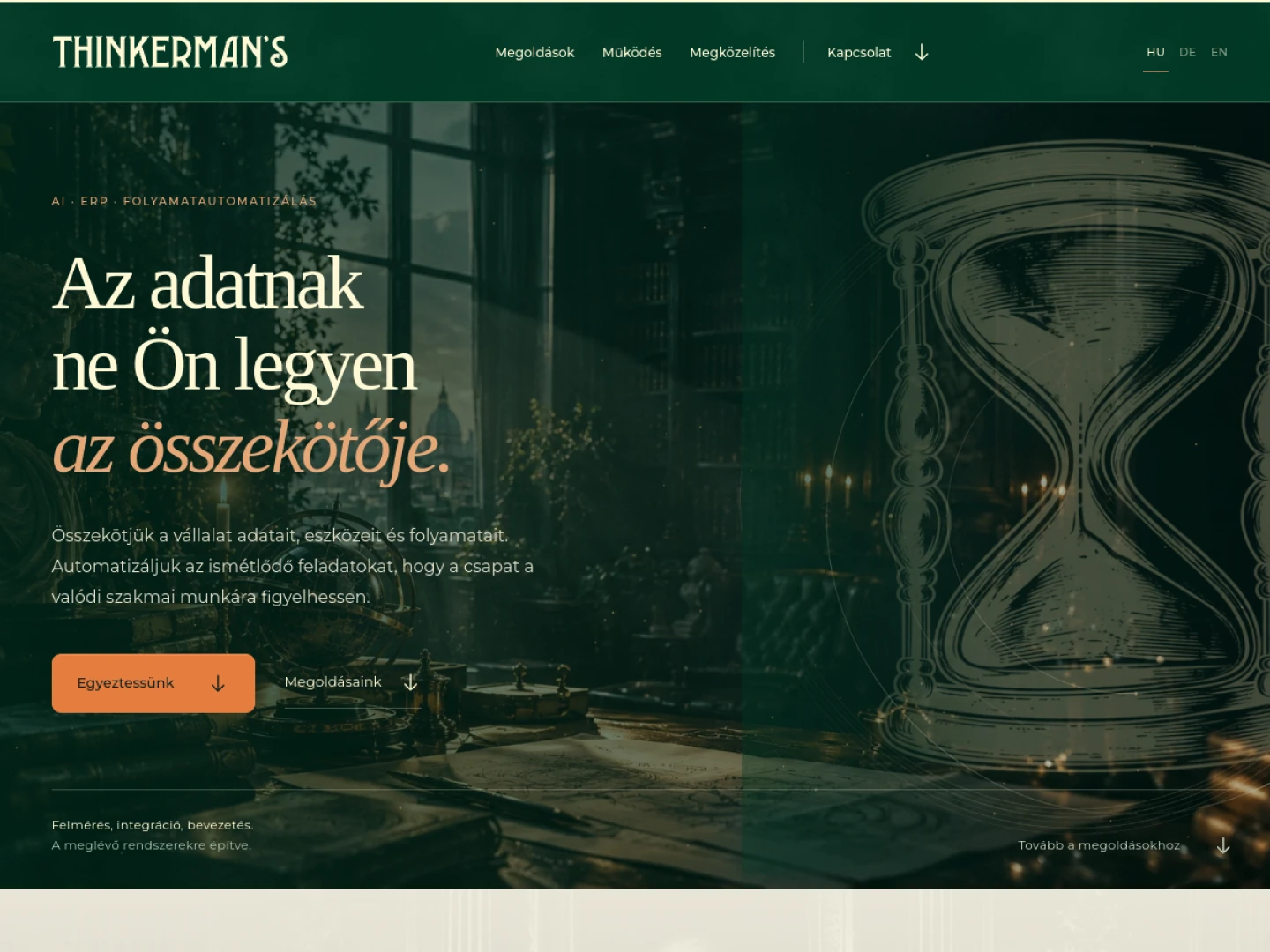 A Thinkerman’s weboldala zöld háttérrel és homokóra-illusztrációval